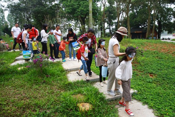 14组织小朋友在星湖进行自然五感体验.JPG 14组织小朋友在星湖进行自然五感体验.JPG