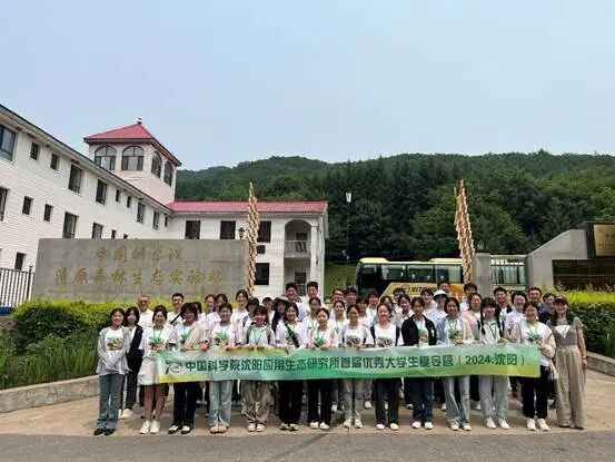 一群人站在建筑前 AI 生成的内容可能不正确。